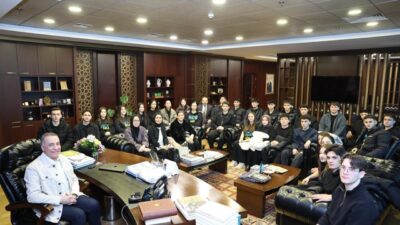 Her fırsatta gençlerle bir araya gelen Sultangazi Belediye Başkanı Abdurrahman