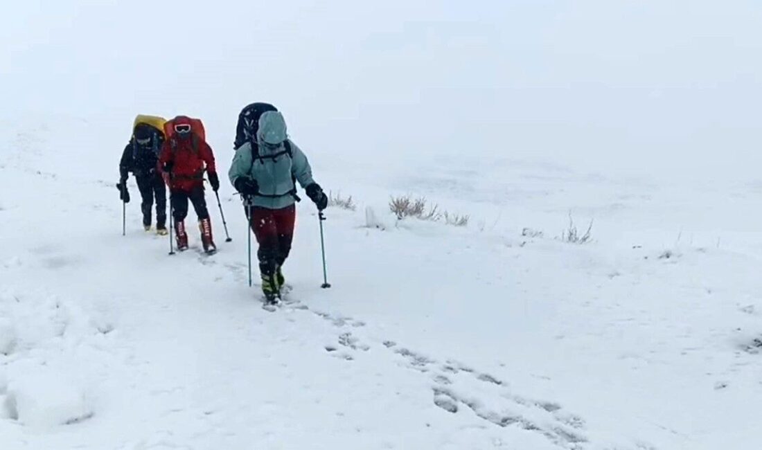 Bitlis’in Adilcevaz ilçesindeki Süphan Dağı’na kış tırmanışı yapan 7 dağcı,