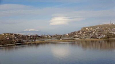 Bitlis’te Süphan Dağı’nın zirvesi üzerinde oluşan mercek bulutu, görenleri hayran