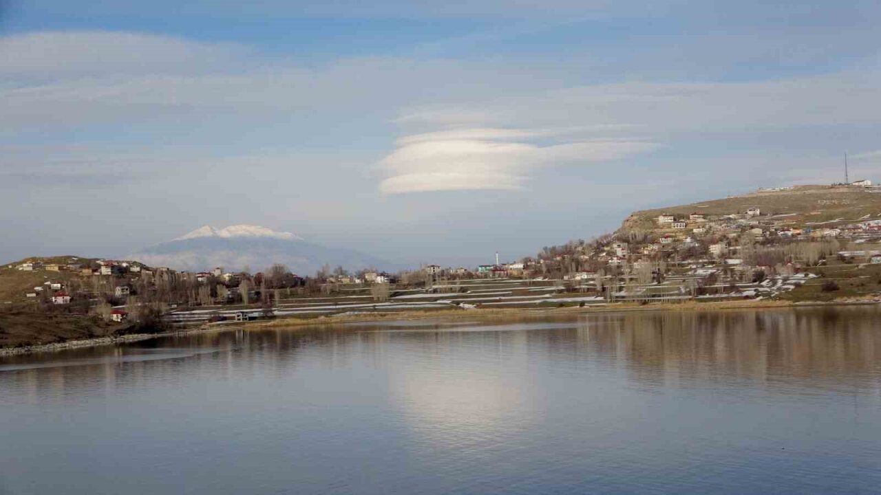 Bitlis’te Süphan Dağı’nın zirvesi üzerinde oluşan mercek bulutu, görenleri hayran