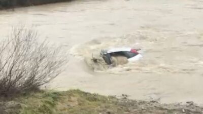 Bolu’da dere kenarına inmek isterken kontrolden çıkarak suya gömülen otomobilin