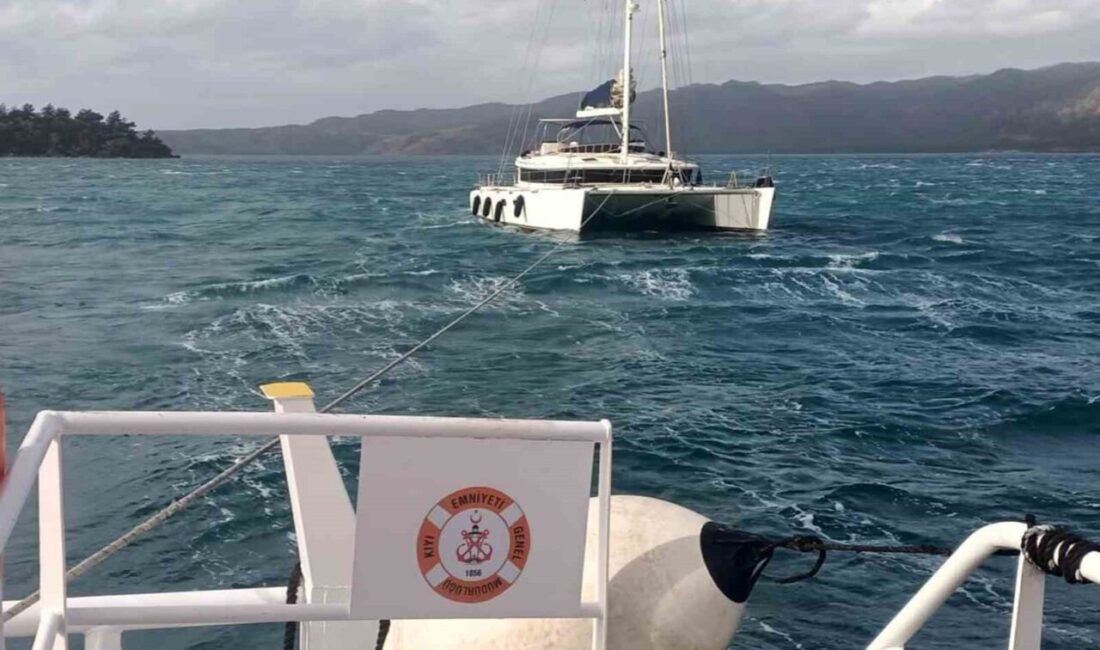 Muğla’nın Marmaris ilçesi açıklarında makine arızası yapan 24 metre uzunluğundaki
