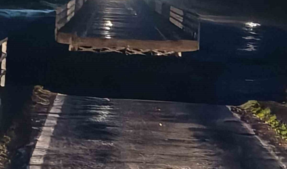 Balıkesir’in Susurluk ilçesinde nehir üzerindeki Yıldız Köprüsü, selde ortadan ikiye
