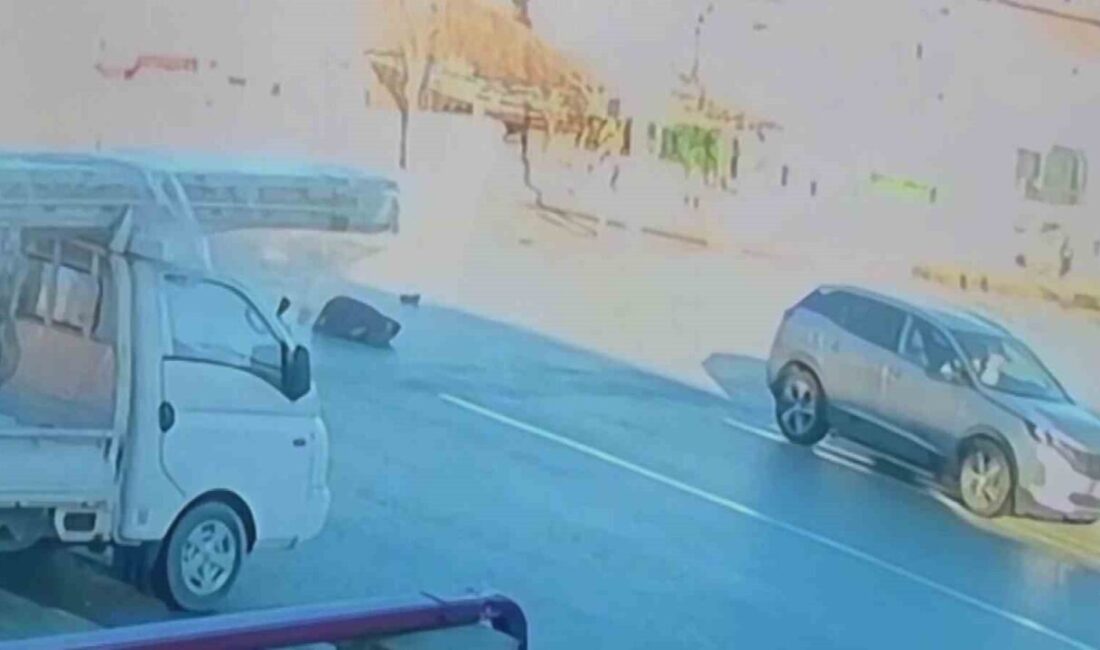 Karaman’da dönüş yapmakta olan SUV aracın çarptığı yaya yola savrularak