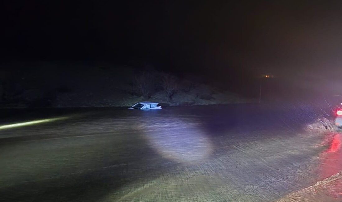 Adıyaman’da, sel sularına kapılarak suya gömülen araçtaki yolcu yaralandı. Edinilen