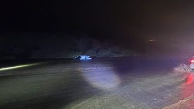 Adıyaman’da, sel sularına kapılarak suya gömülen araçtaki yolcu yaralandı. Edinilen