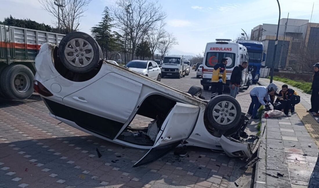 Manisa’nın Turgutlu ilçesinde önündeki motosiklete çarpmamak için sürücüsünün direksiyon kırdığı