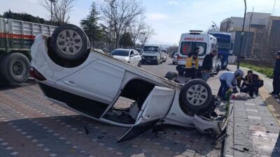 Manisa’nın Turgutlu ilçesinde önündeki motosiklete çarpmamak için sürücüsünün direksiyon kırdığı