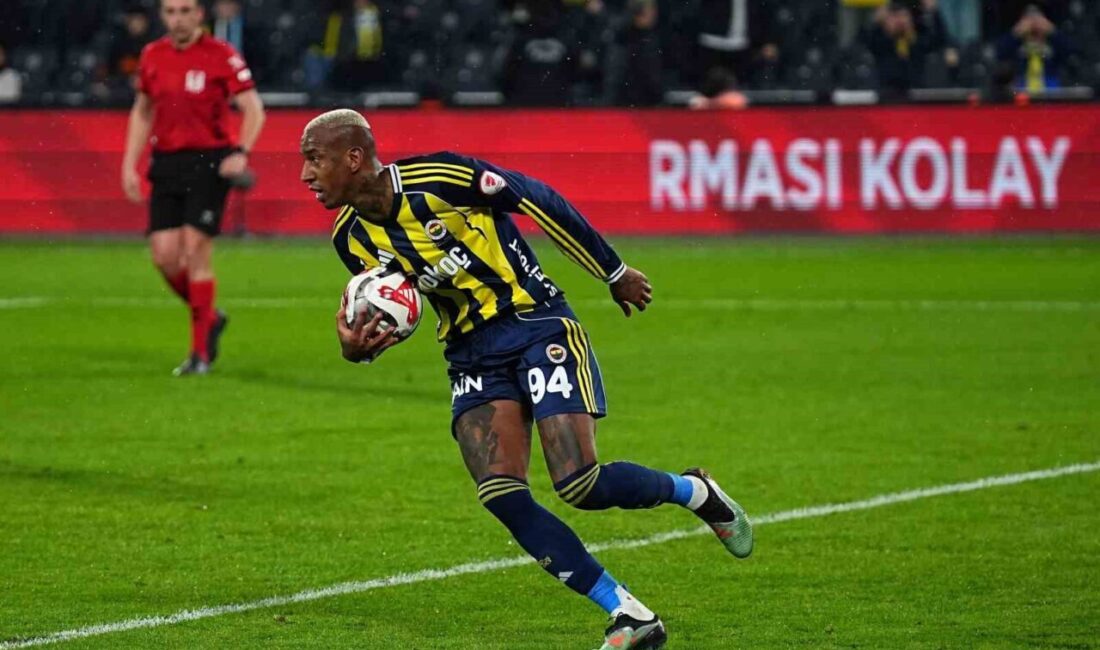 Fenerbahçe’nin Brezilyalı forveti Anderson Talisca, Erzurumspor FK’ya karşı 2 gole