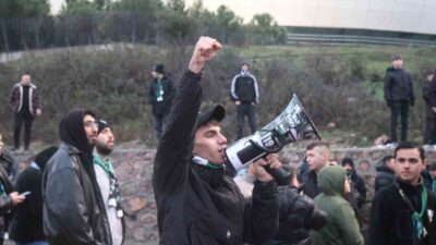 Kocaelispor ile Fenerbahçe arasında oynanacak karşılaşma öncesinde stadyum çevresinde toplanan