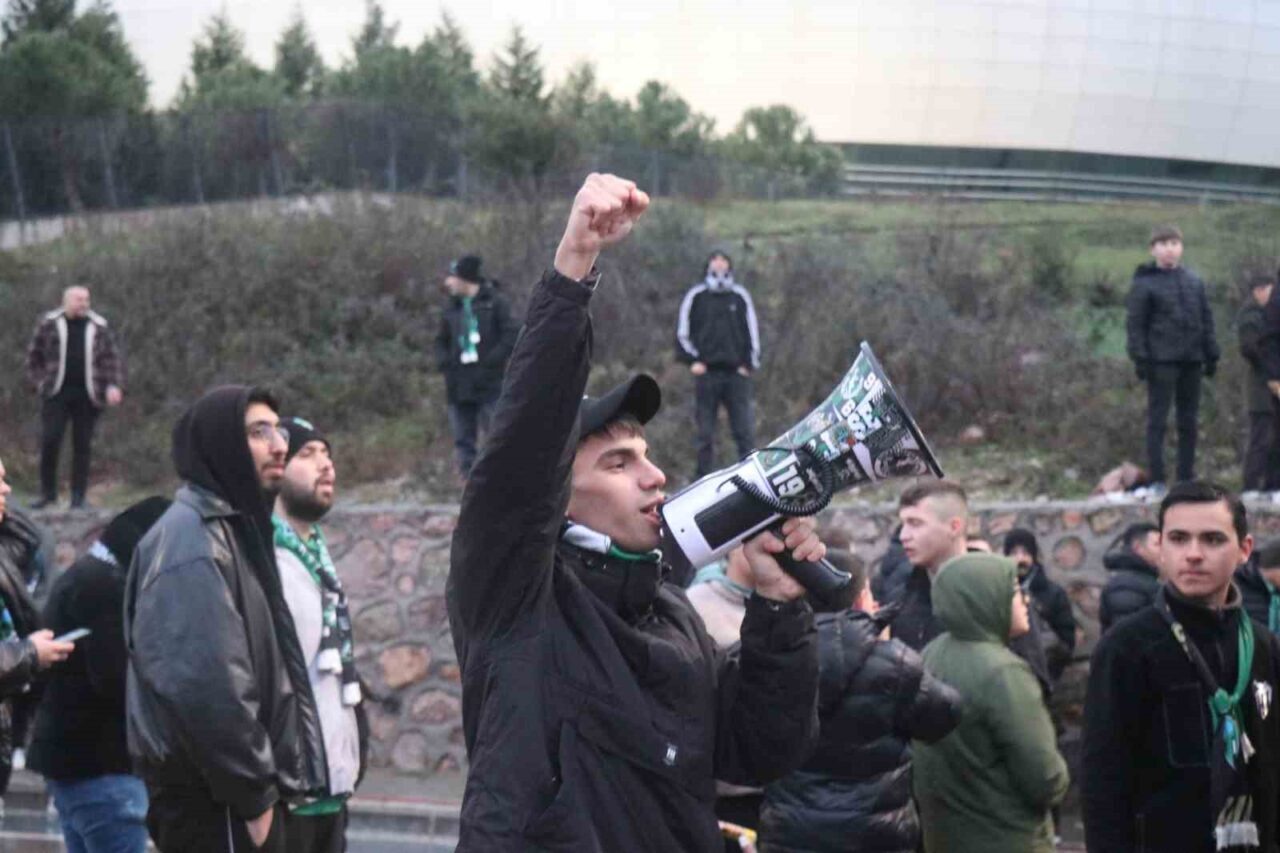Kocaelispor ile Fenerbahçe arasında oynanacak karşılaşma öncesinde stadyum çevresinde toplanan