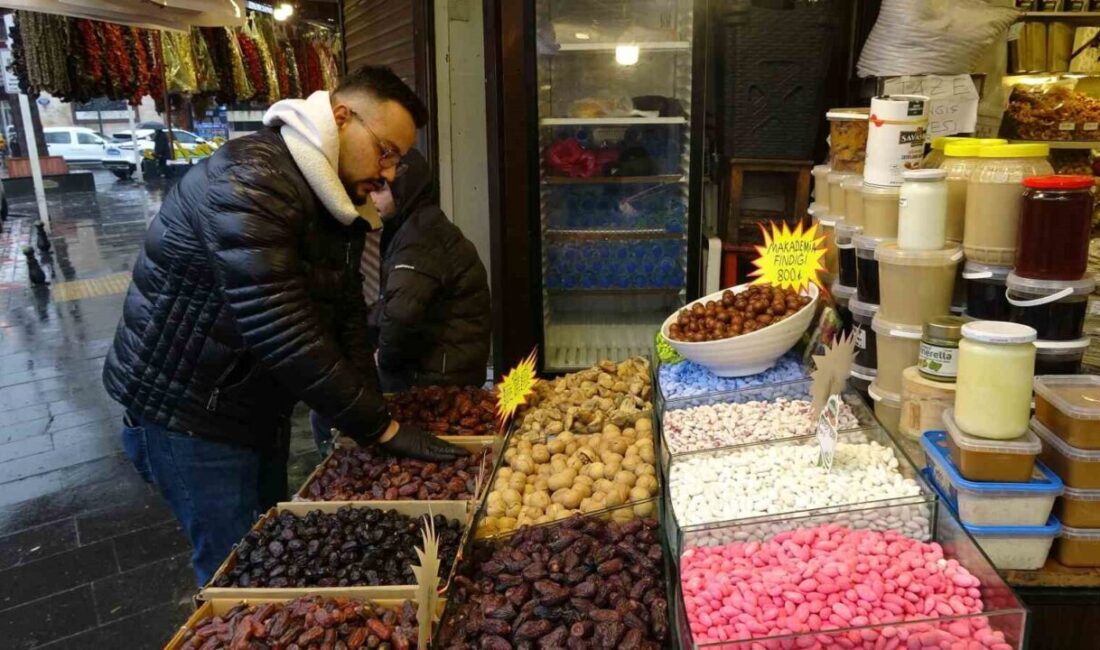 Ramazan ayının yaklaşmasıyla birlikte Gaziantep’in tarihi Almacı Pazarı’nda esnaf, hazırlıklara