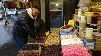 Ramazan ayının yaklaşmasıyla birlikte Gaziantep’in tarihi Almacı Pazarı’nda esnaf, hazırlıklara
