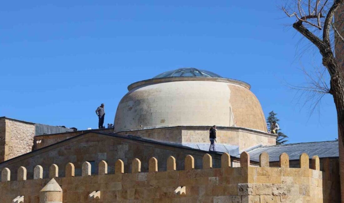 KIRŞEHİR (İHA) – Kırşehir’de yağışların ardından kubbe kısmında oluşan su