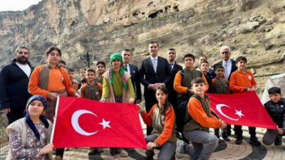 Tunceli’nin Çemişgezek ilçesinde bulunan tarihi İn Delikleri bölgesinde öğrenciler tarafından
