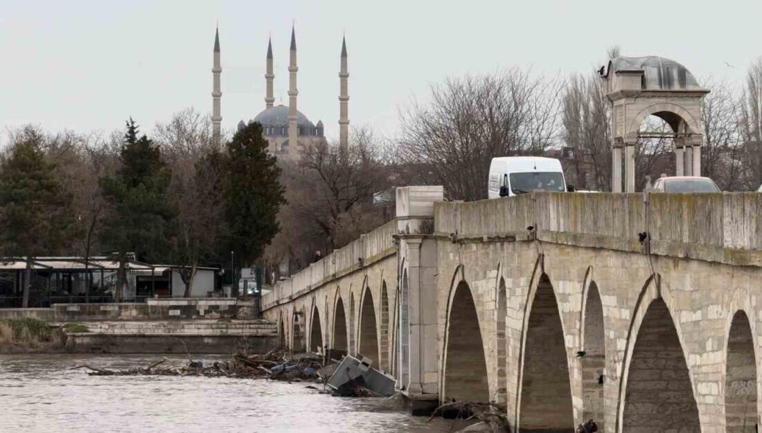 Edirne’de debisi yükselerek “sarı alarm” seviyesine ulaşan Meriç Nehri’nin getirdiği