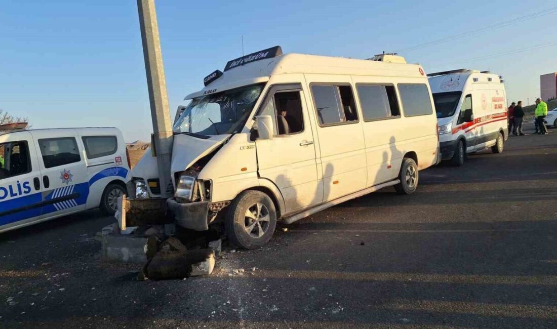 Şanlıurfa’nın Birecik ilçesinde tarım işçilerini taşıyan minibüsün direğe çarpması sonucu