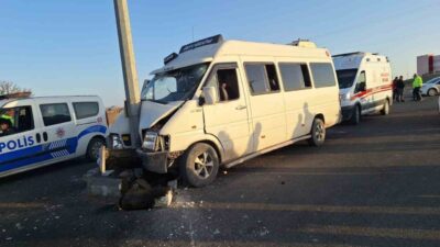 Şanlıurfa’nın Birecik ilçesinde tarım işçilerini taşıyan minibüsün direğe çarpması sonucu