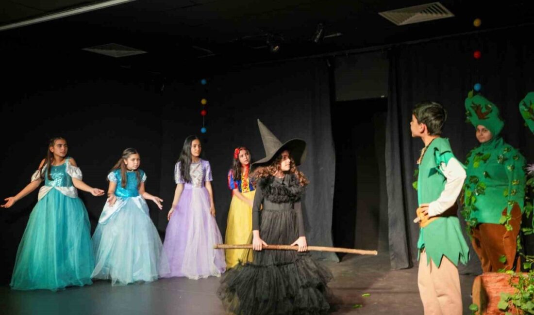 Tarsus Belediyesi Şehir Tiyatrosu’nun 3 aylık drama atölyesi, çocukların sahnelediği