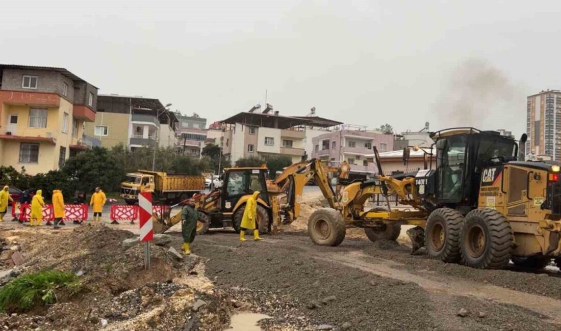 Tarsus’ta etkili olan sağanak yağışların ardından belediye ekipleri, su birikintileri,