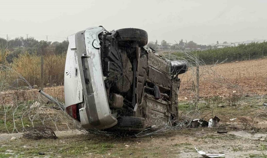 Mersin’in Tarsus ilçesinde yamur kazaya neden oldu, yoldan çıkan arac
