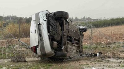 Mersin’in Tarsus ilçesinde yamur kazaya neden oldu, yoldan çıkan arac