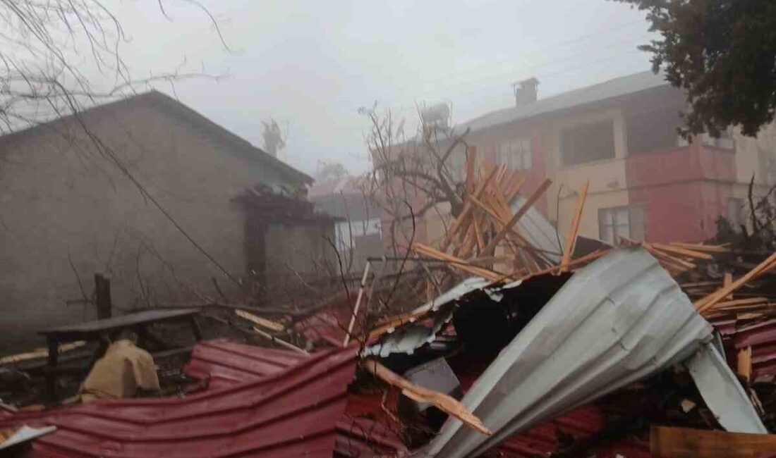 Mersin’in Tarsus’ta ilçesinde etkili olan fırtına ve sağanak yağış hayatı
