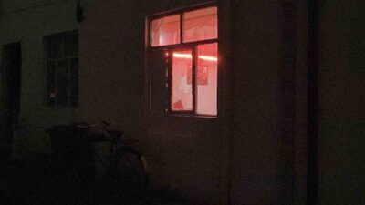 Bursa’da meydana gelen kavgada, arkadaşı tarafından fırça sapıyla darp edilen