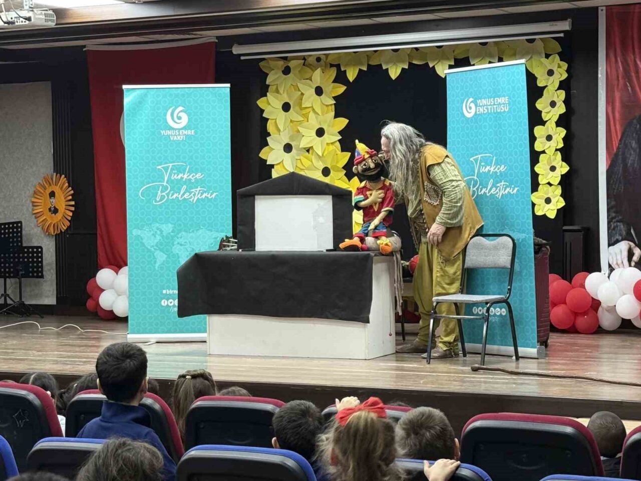 Özbekistan’da bulunan Taşkent Türk İlkokulunda Ramazan ayı sebebiyle meddah, kukla