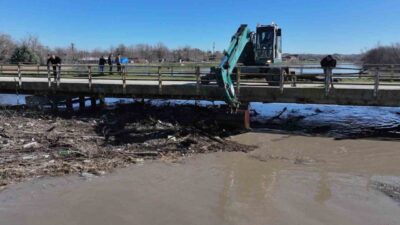 Edirne’de Tunca ve Meriç nehirlerinde artan debi sonrası taşkınla kapanan