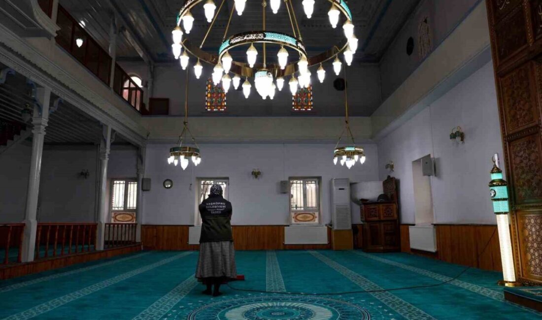 Taşköprü Belediyesi ekipleri, ilçede bulunan camilerde Ramazan ayı öncesi temizlik
