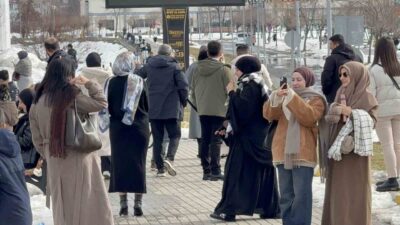 Bitlis’in Tatvan ilçesinde pazar günü etkili olan güzel hava, vatandaşları