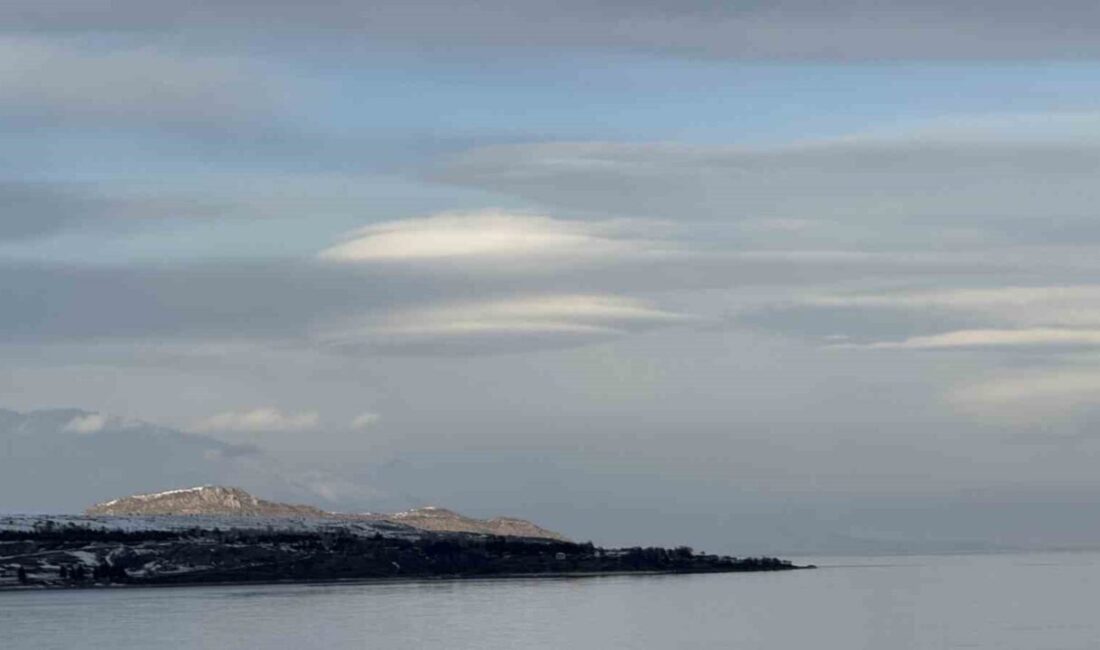 Bitlis’in Tatvan ilçesinde oluşan mercan bulutu güzel görüntü oluşturdu. Dalga