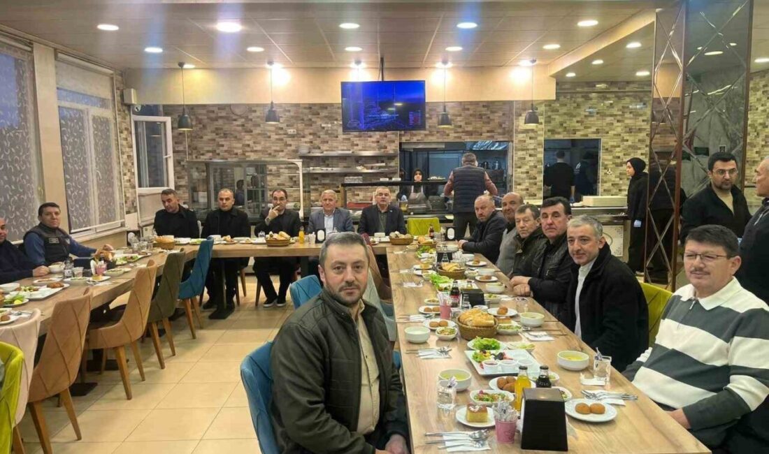 Kütahya’nın Tavşanlı ilçesinde protokol üyeleri ile Dereboyu mevkii muhtarları iftar