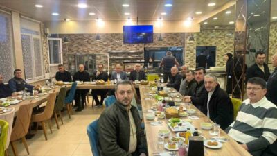 Kütahya’nın Tavşanlı ilçesinde protokol üyeleri ile Dereboyu mevkii muhtarları iftar