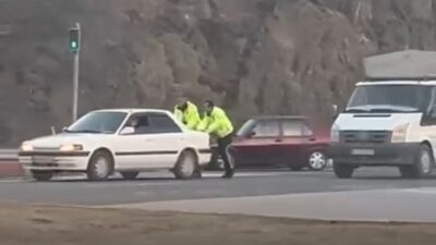 Kütahya’nın Tavşanlı ilçesinde yakıtı bittiği için yolda kalan otomobilin yardımına