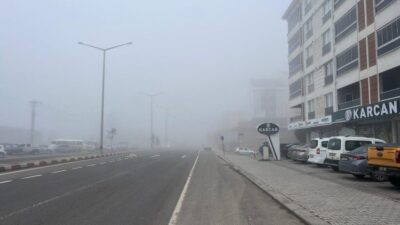 Kütahya’nın Tavşanlı ilçesinde sabah saatlerinde etkili olan yoğun sis, hayatı