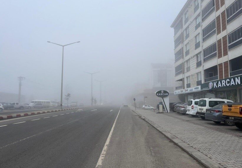 Kütahya’nın Tavşanlı ilçesinde sabah saatlerinde etkili olan yoğun sis, hayatı