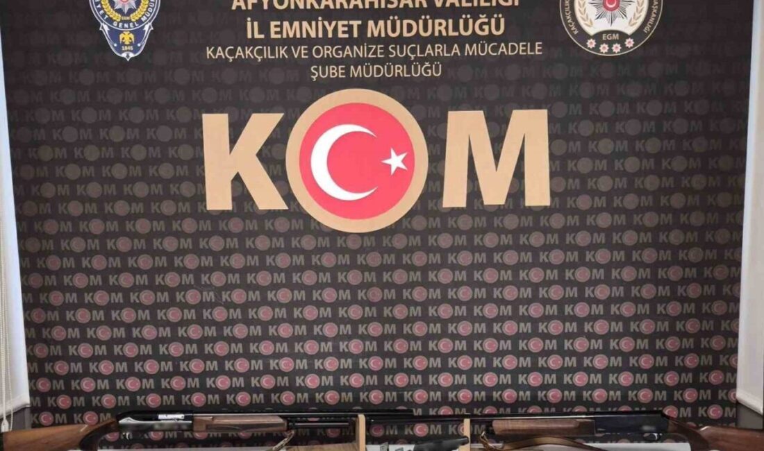 Afyonkarahisar’da polis tarafından yapılan tefeci operasyonunda gözaltına alınan bir kişi