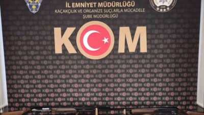 Afyonkarahisar’da polis tarafından yapılan tefeci operasyonunda gözaltına alınan bir kişi