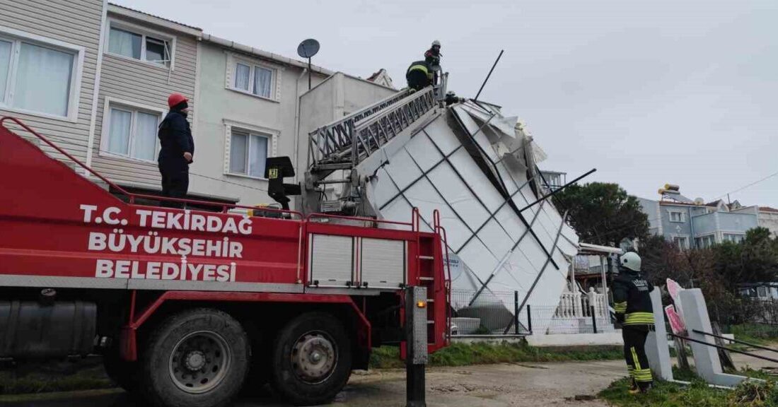 Tekirdağ’ın Şarköy ilçesine bağlı yazlık sitelerde gece etkili olan fırtına