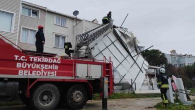 Tekirdağ’ın Şarköy ilçesine bağlı yazlık sitelerde gece etkili olan fırtına