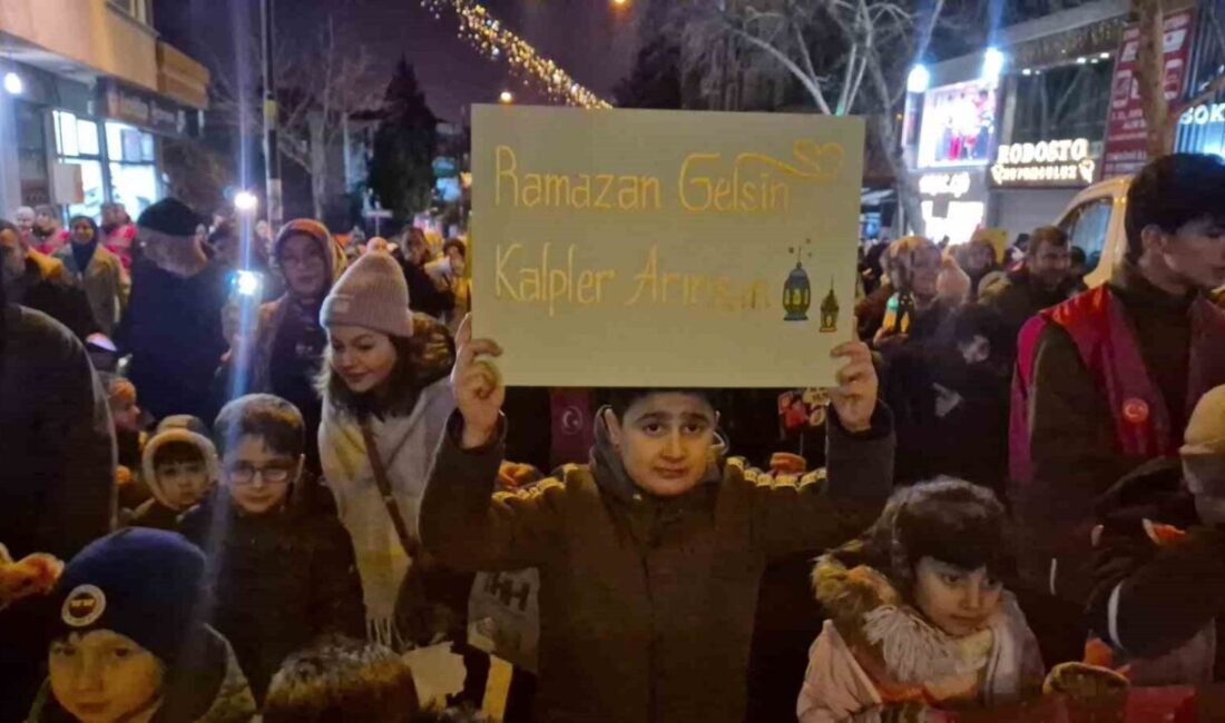 Tekirdağ’ın Süleymanpaşa ilçesinde Ramazan ayı dolayısıyla düzenlenen fener alayında yüzlerce