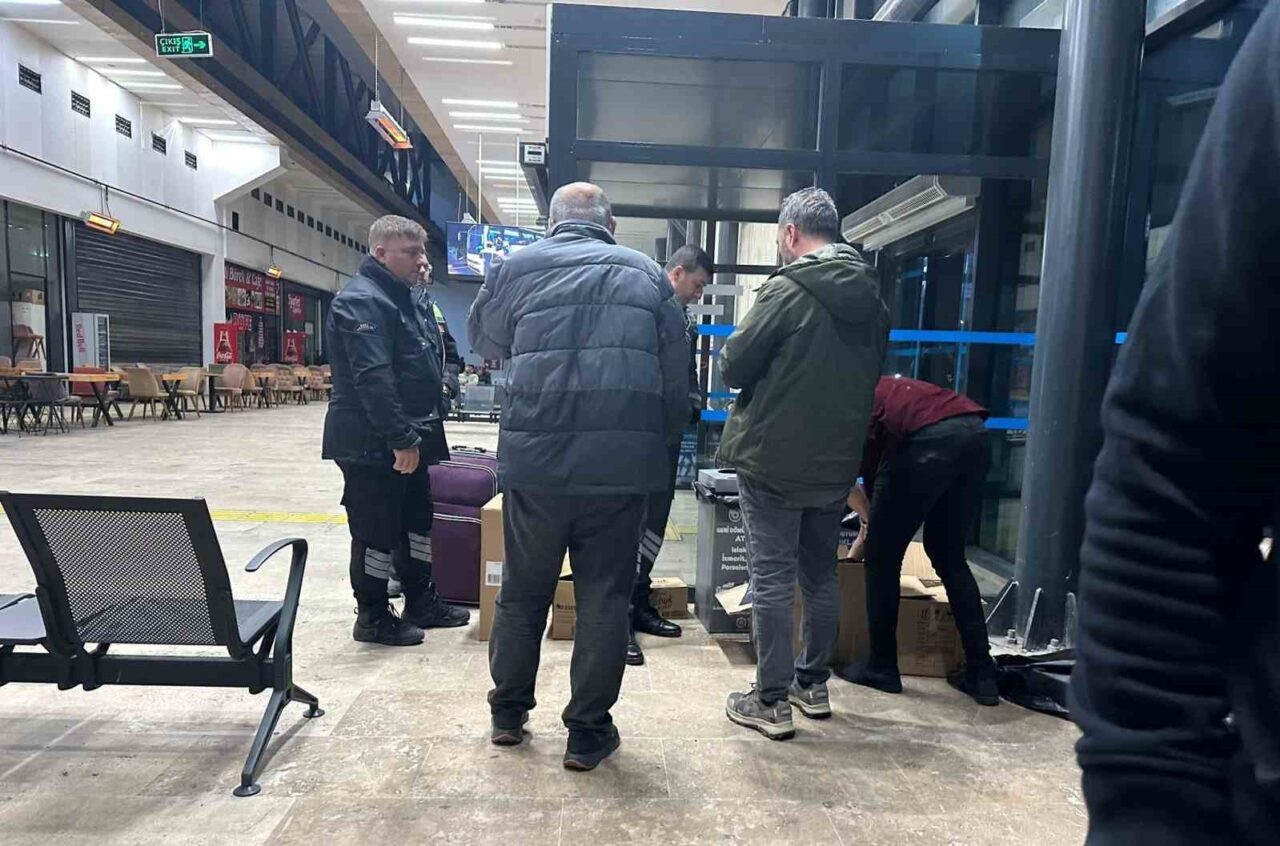 Tekirdağ’da otobüs terminalinde çok sayıda kaçak alkol ele geçirildi. Edinilen