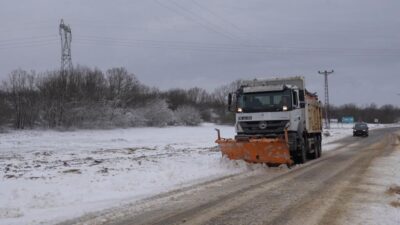 Tekirdağ’da kar yağışının ardından çalışmalarını arttıran ekipler, ulaşımın aksamaması ve