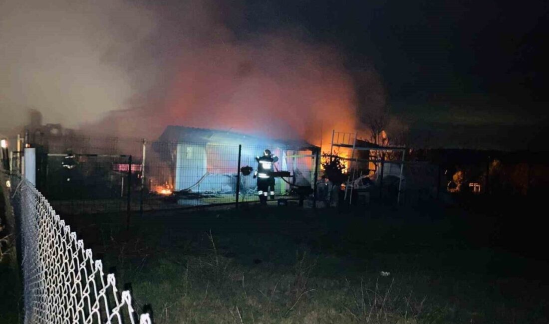 Tekirdağ Marmaraereğlisi ilçesine bağlı Çeşmeli Mahallesi’ndeki bir kır evi alev