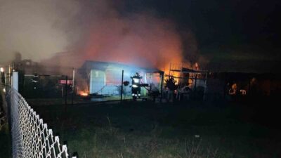 Tekirdağ Marmaraereğlisi ilçesine bağlı Çeşmeli Mahallesi’ndeki bir kır evi alev