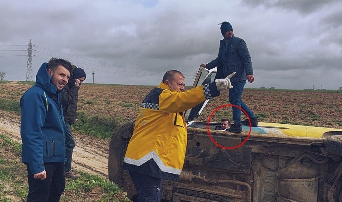 Tekirdağ’ın Çorlu ilçesinde çamurlu yolda kayan PTT kargo aracının devrilmesi