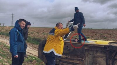 Tekirdağ’ın Çorlu ilçesinde çamurlu yolda kayan PTT kargo aracının devrilmesi