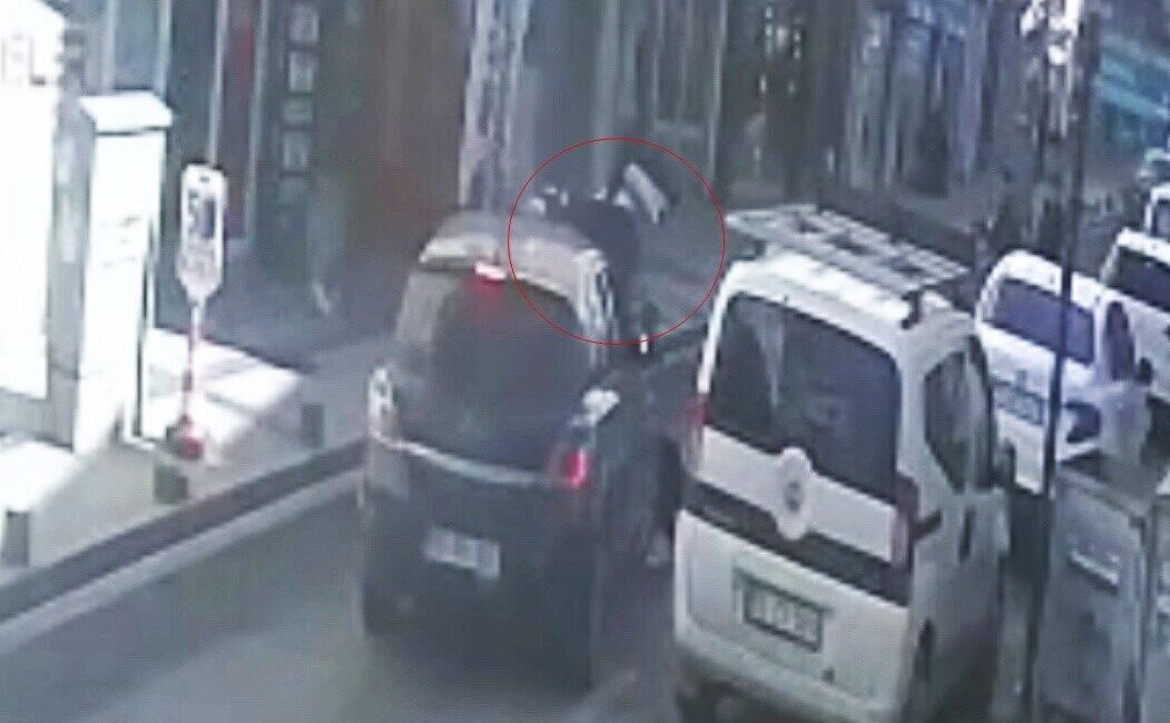 Tekirdağ Çorlu’da ters yönde seyrettiği sokaktan caddeye geçiş yapan otomobil